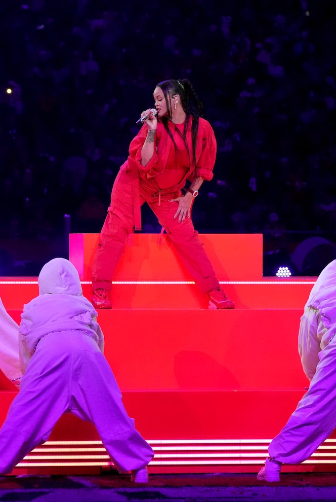 Pregnant Rihanna soars in Super Bowl halftime performance