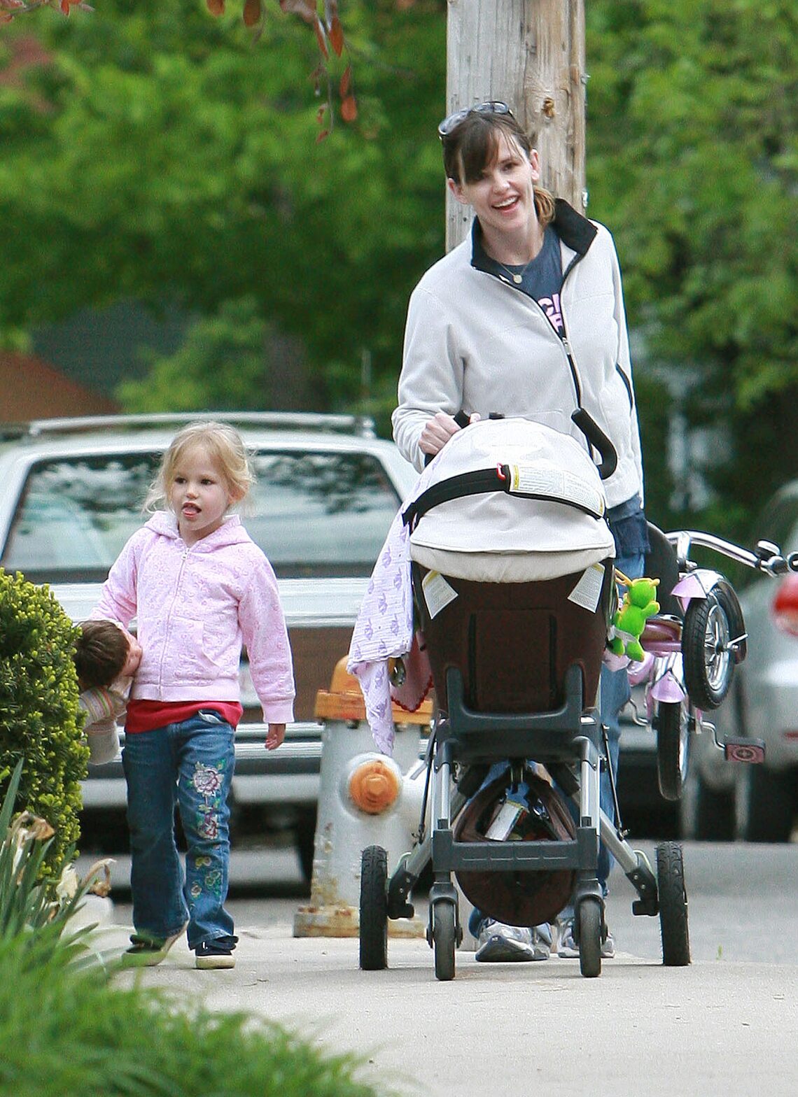 Jennifer Garner was all smiles as she took daughters Violet and Seraphina for a stroll in Beantown, where hubby Ben Affleck spent his childhood.