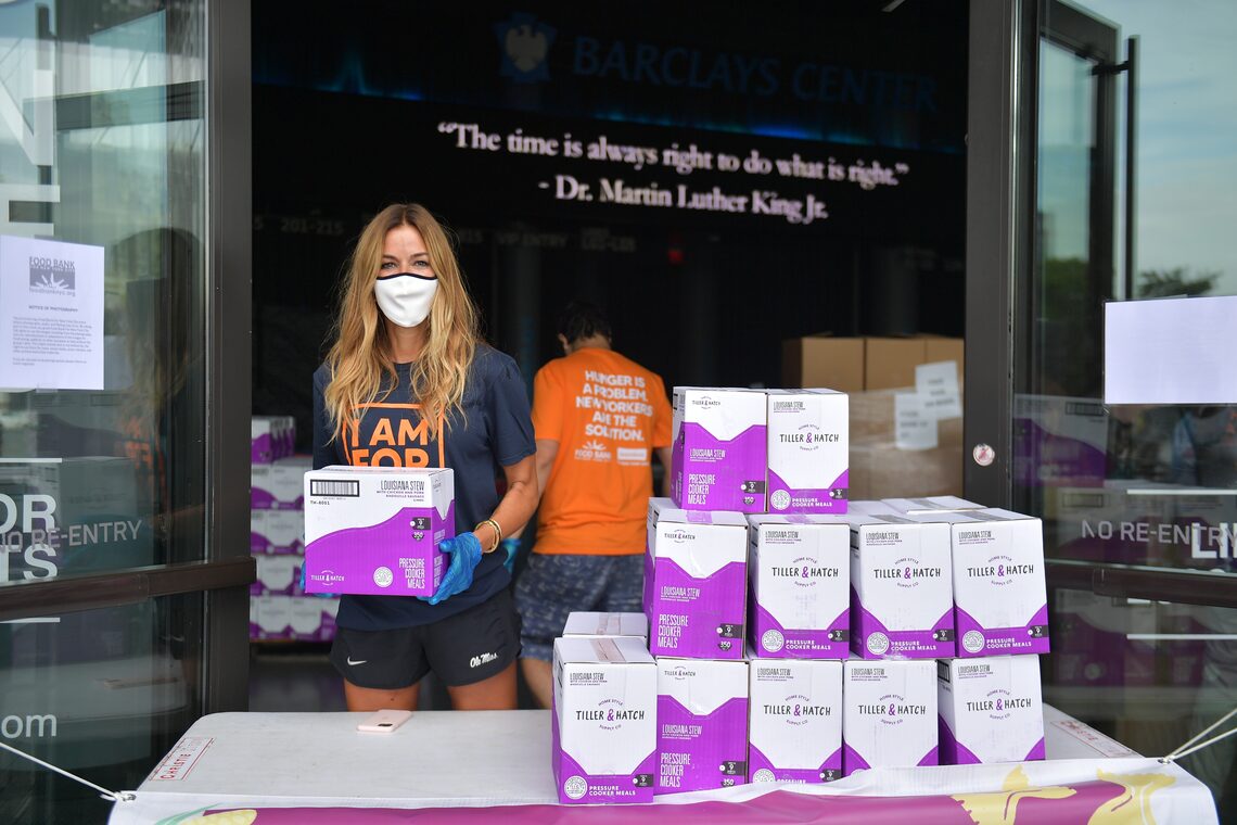 Kelly Bensimon handed out Tiller & Hatch meals at Barclays Center in Brooklyn to over 1,000 families during the brand’s “Million Meal Donation Tour” in partnership with Feeding America and Food Bank for New York City.