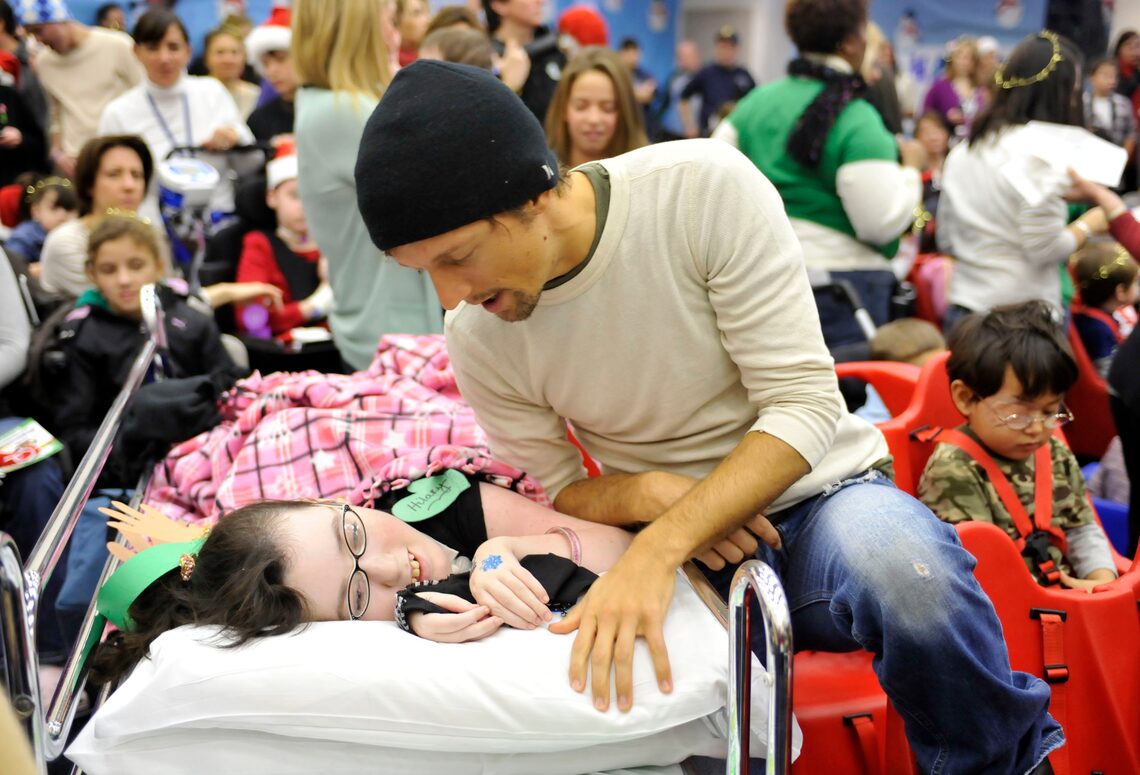 Jason Mraz sings for -- and visits with -- tiny patients at the Blythedale Children's Hospital in New York.