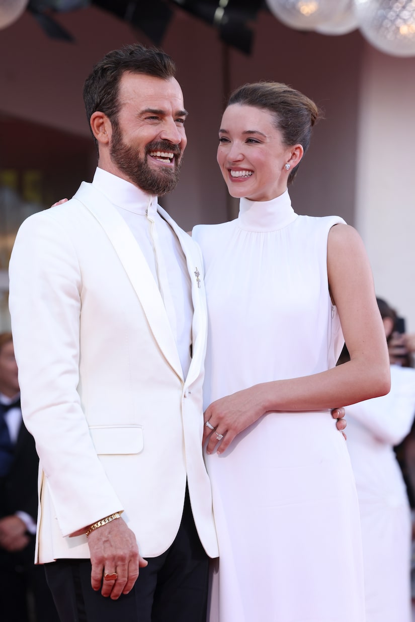 Justin Theroux & Nicole Brydon Bloom Marry in Secret Beach Wedding