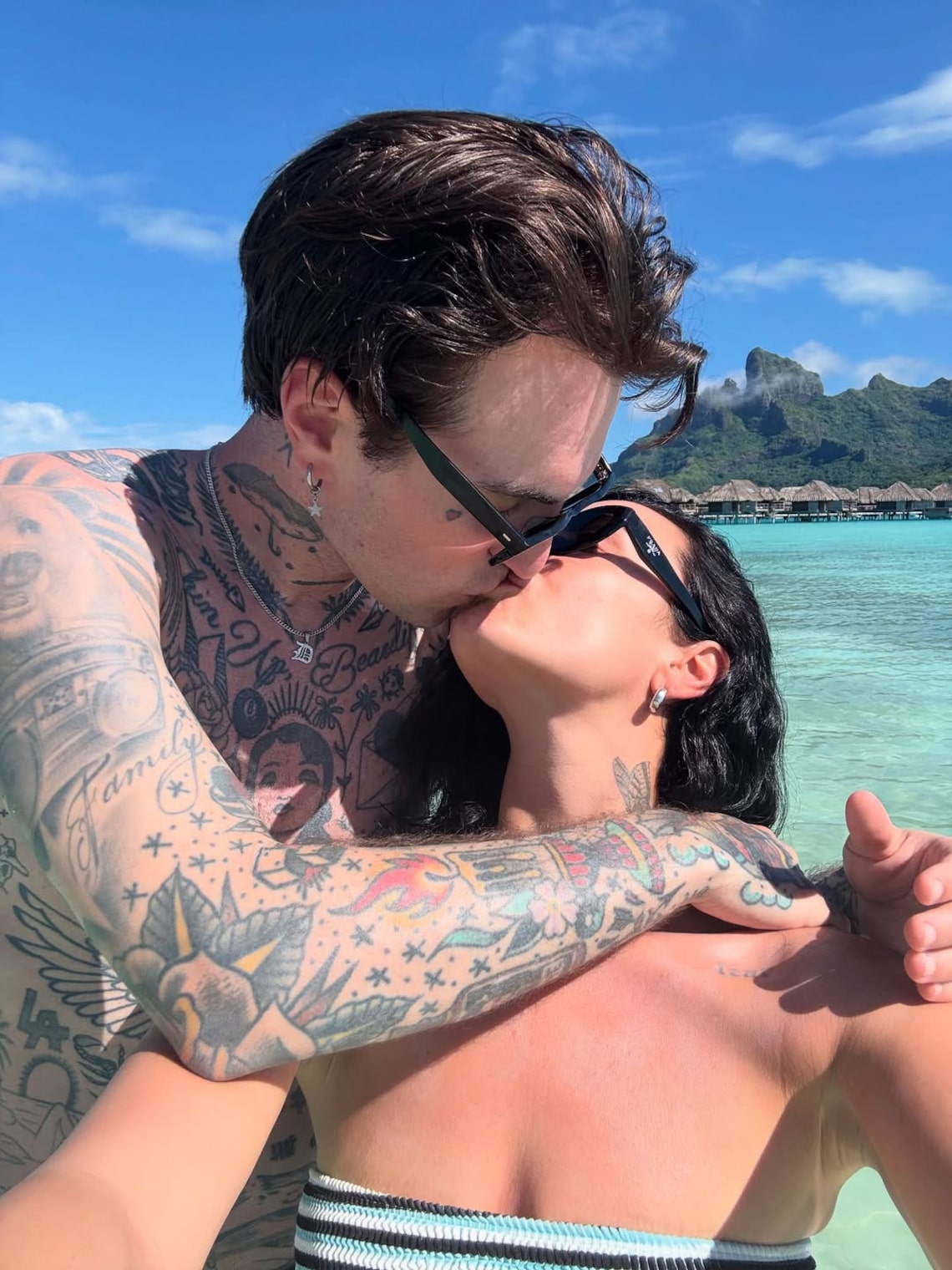 Demi Lovato & Jordan "Jutes" Lutes shared a romantic kiss while on their tropical honeymoon.