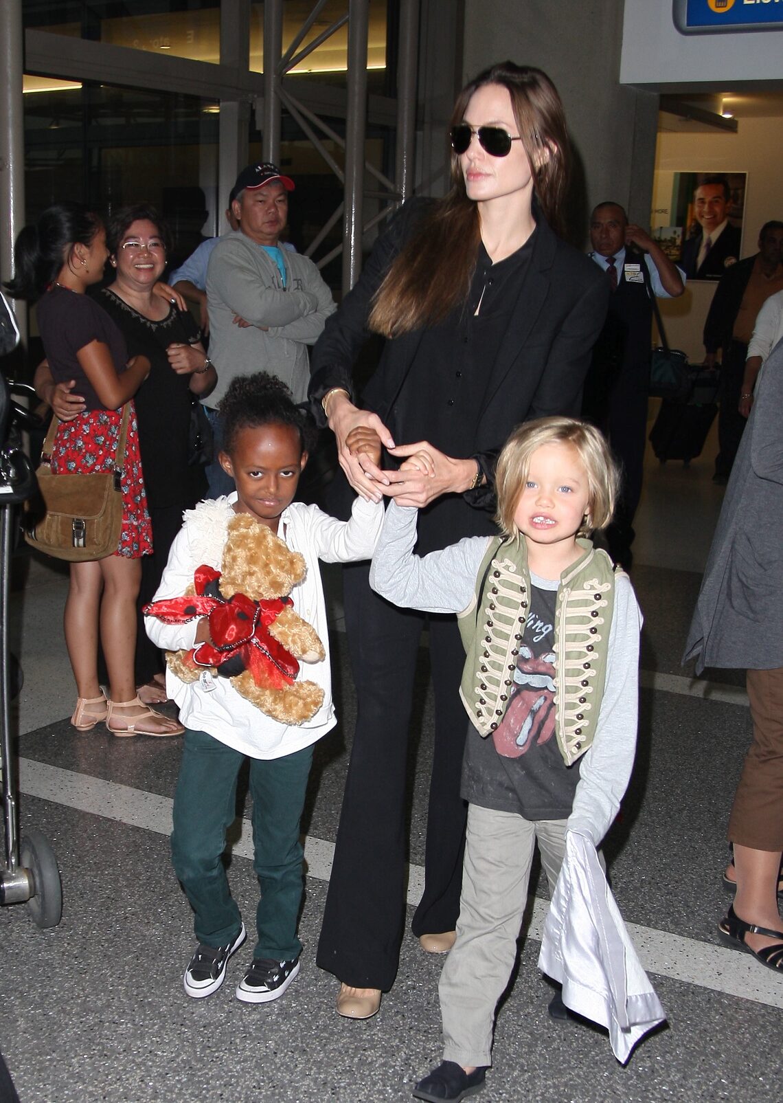 Angelina Jolie, Zahara and Shiloh returned from Europe to LAX on Wednesday.(Photos courtesy of . For more photos of Angelina and her daughters, click here.)