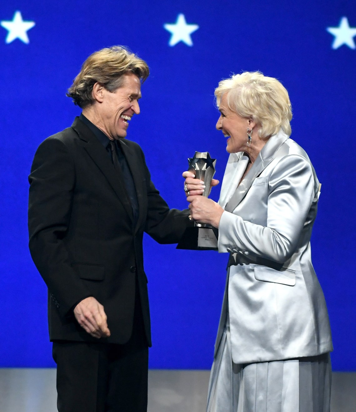 Willem Dafoe presented to Best Actress winner Glenn Close, star of "The Wife."