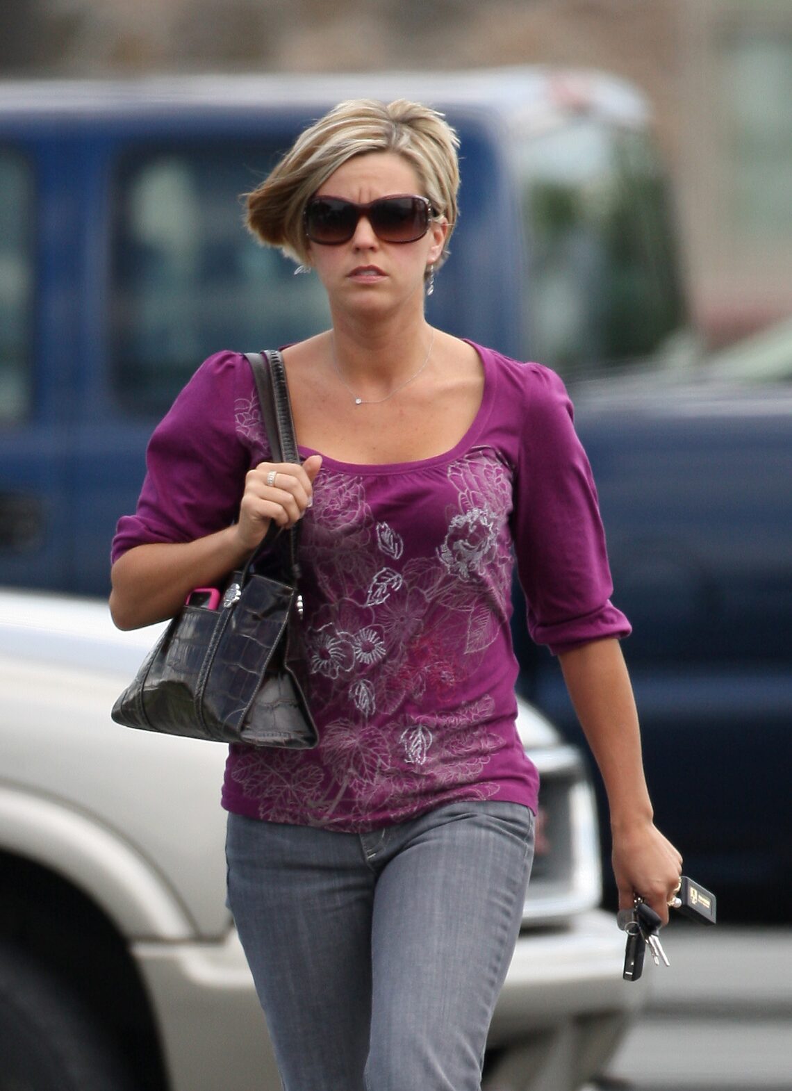 Kate Gosselin is snapped picking up a birthday cake for her sextuplets, who turn 5 today.