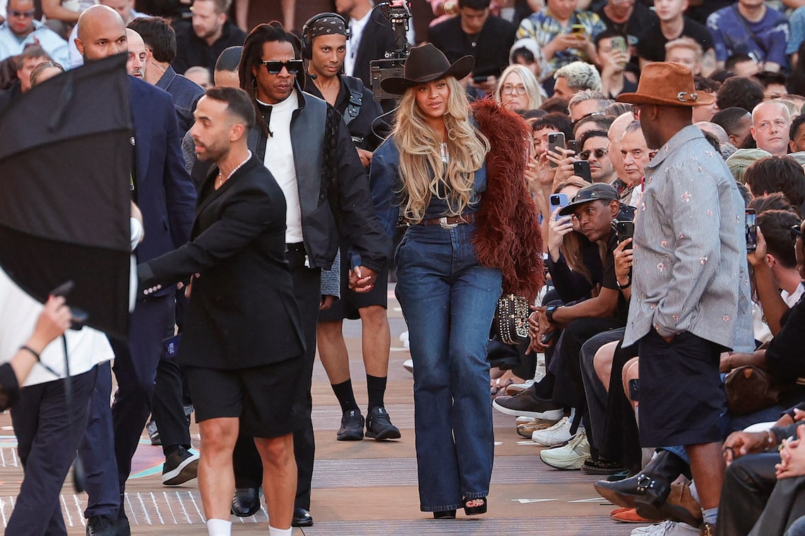 Beyoncé and Jay-Z arrived hand-in-hand at the Louis Vuitton Menswear show during Paris Fashion Week.