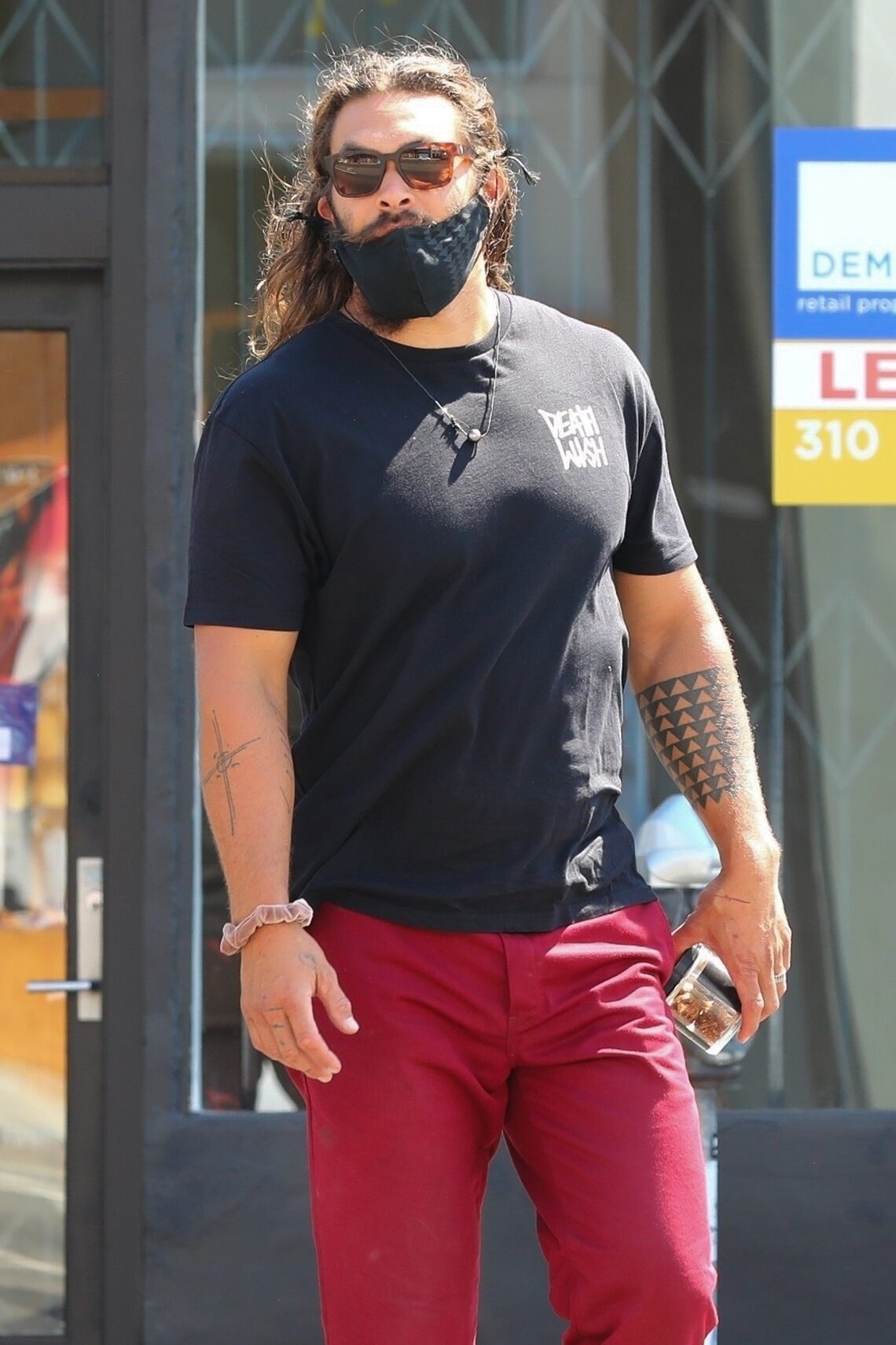 Jason Momoa grabbed some grub at Vitalist Food in Los Angeles.