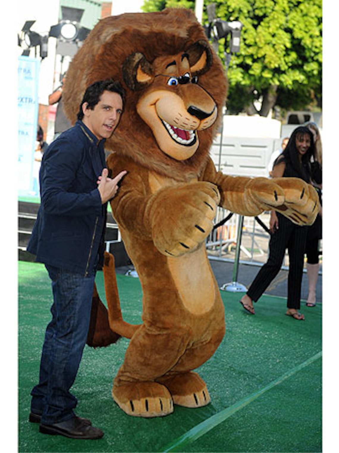 Is this dude stealing my thunder? Ben Stiller points to his furry friend at the "Madagascar" premiere. (Getty Images: Kevin Winter)