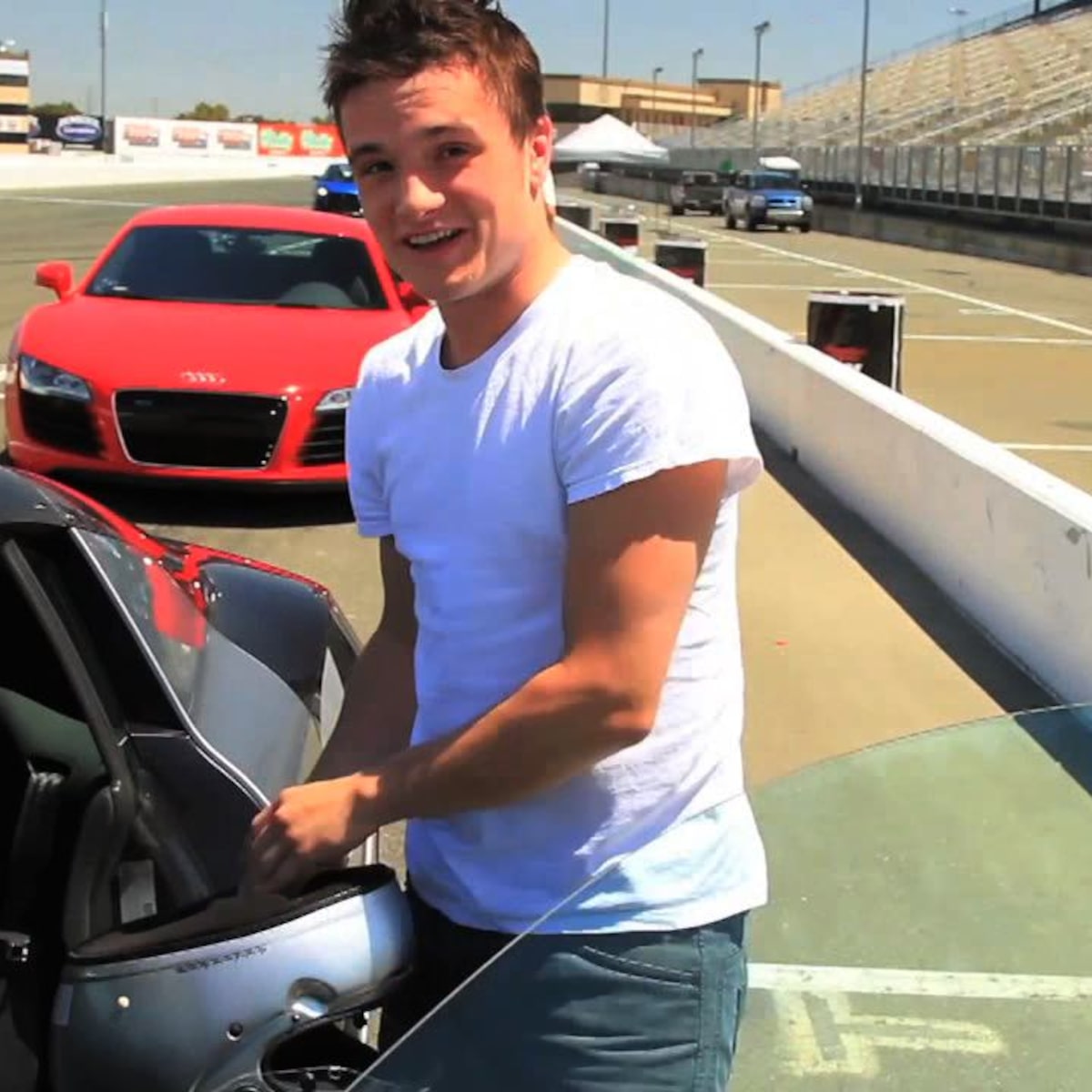 Josh Hutcherson Smile 2022(02)