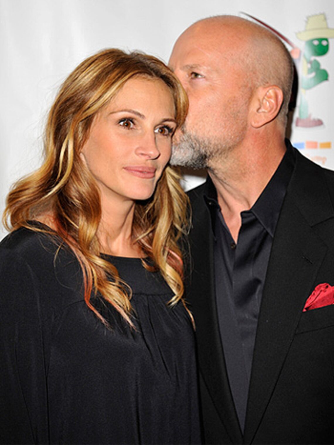 "Pretty Woman" Julia Roberts gets a smooch from friend Bruce Willis at the reading of "The World of Nick Adams" honoring Paul Newman in San Francisco. (Getty Images: Kevin Winter)
