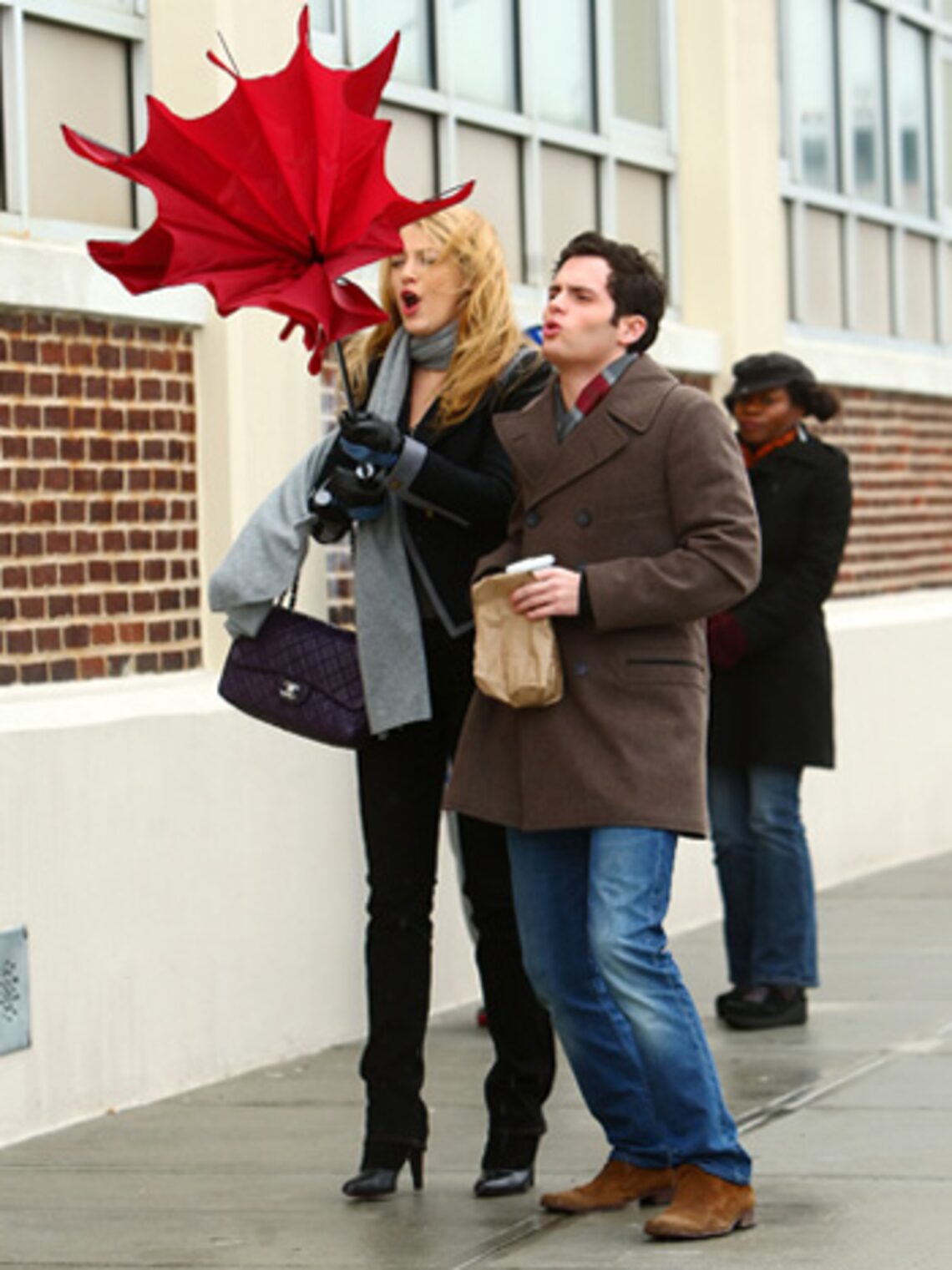 Co-stars Blake Lively and Penn Badgley brave frigid temps and wild wind on the NYC set of "Gossip Girl." (Splash News)
