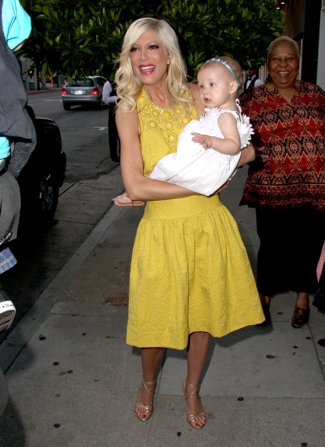 Tori Spelling and her little Stella arrive at L.A. boutique Kitson to shoot scenes for the "90210" star's reality show.