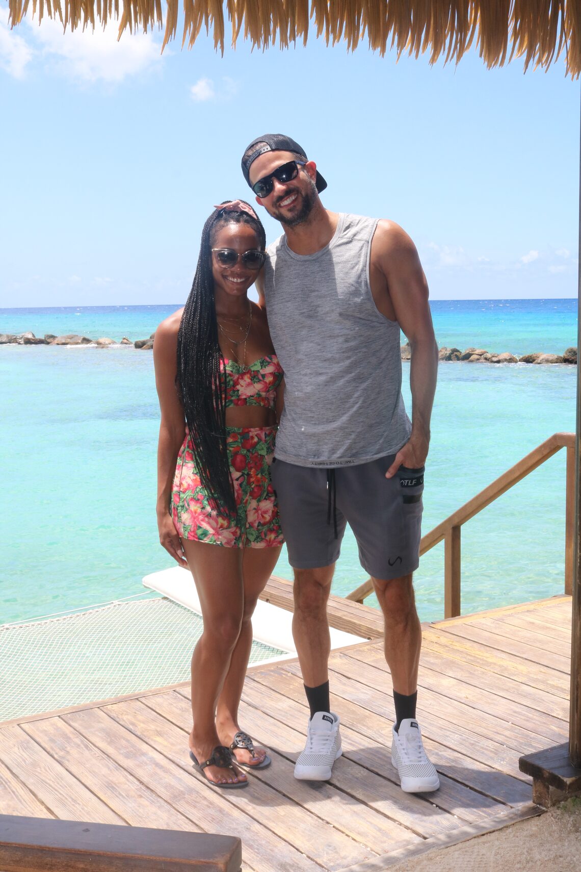 "Bachelorette" star Rachel Lindsay & husband Bryan Abasolo celebrated their first wedding anniversary in Aruba!