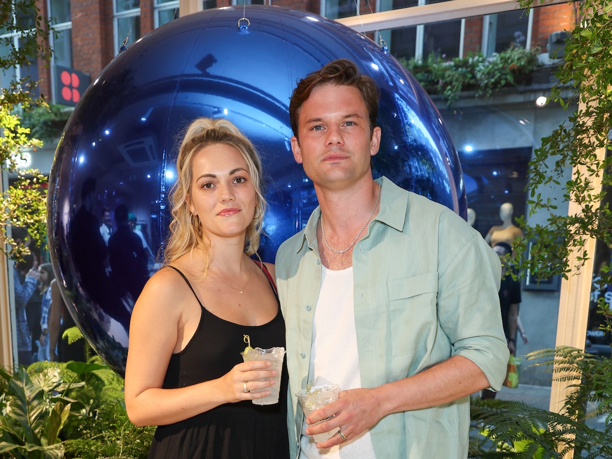 Jeremy Irvine Secretly Marries Jodie Spencer, image size:1200x900