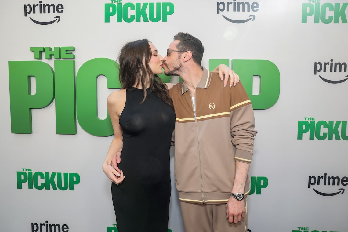 Pete Davidson and Elsie Hewitt shared a kiss at the L.A. premiere of "The Pickup" at Hotel Figueroa.