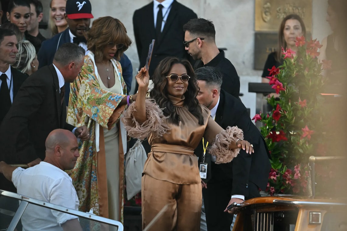 Oprah & Gayle looked ready for a festive night!