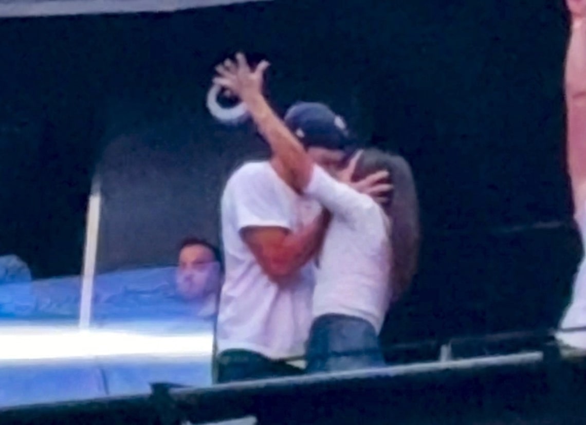 Ashton Kutcher and Mila Kunis shared a smooch at the Backstreet Boys concert in Las Vegas.