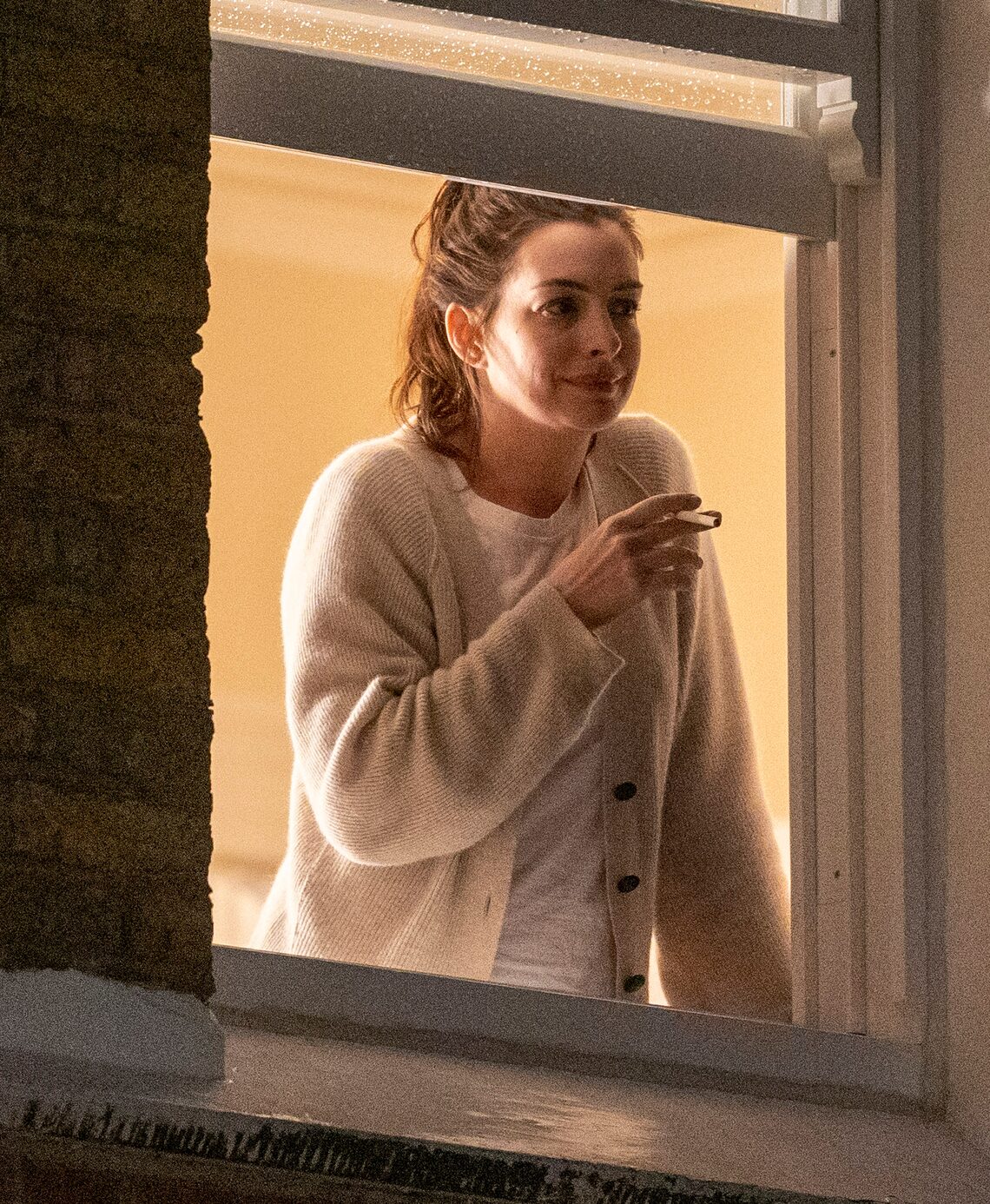 Anne Hathaway filmed a scene for her new movie based on the COVID-19 pandemic in London.