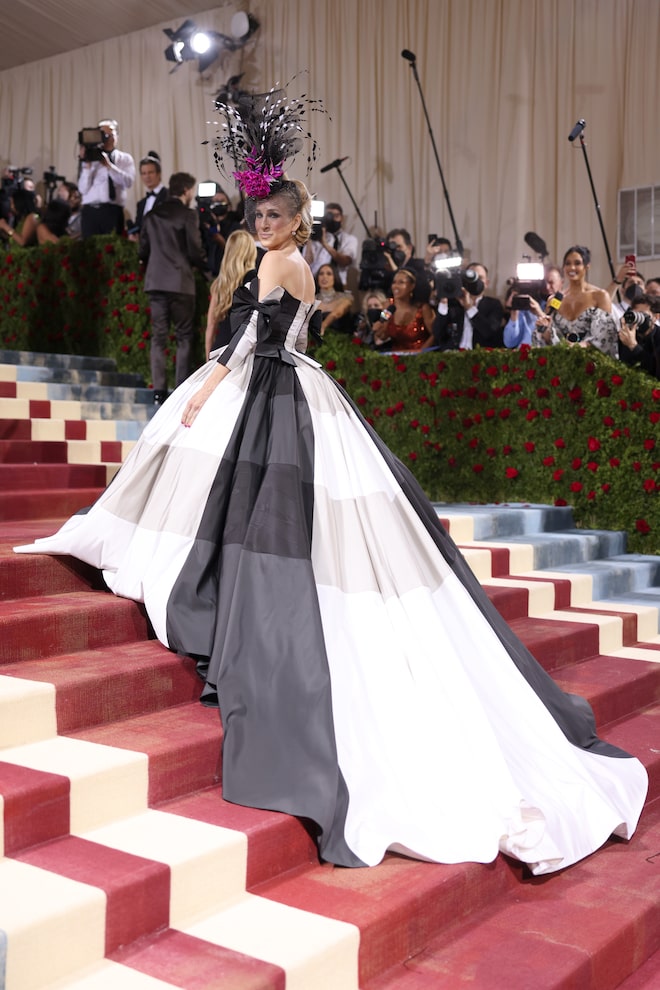 Sarah Jessica Parker Explains Her Extravagant 2022 Met Gala Look!