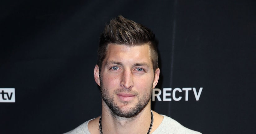 Tim Tebow Helps Passengers During On-Flight Medical Emergency