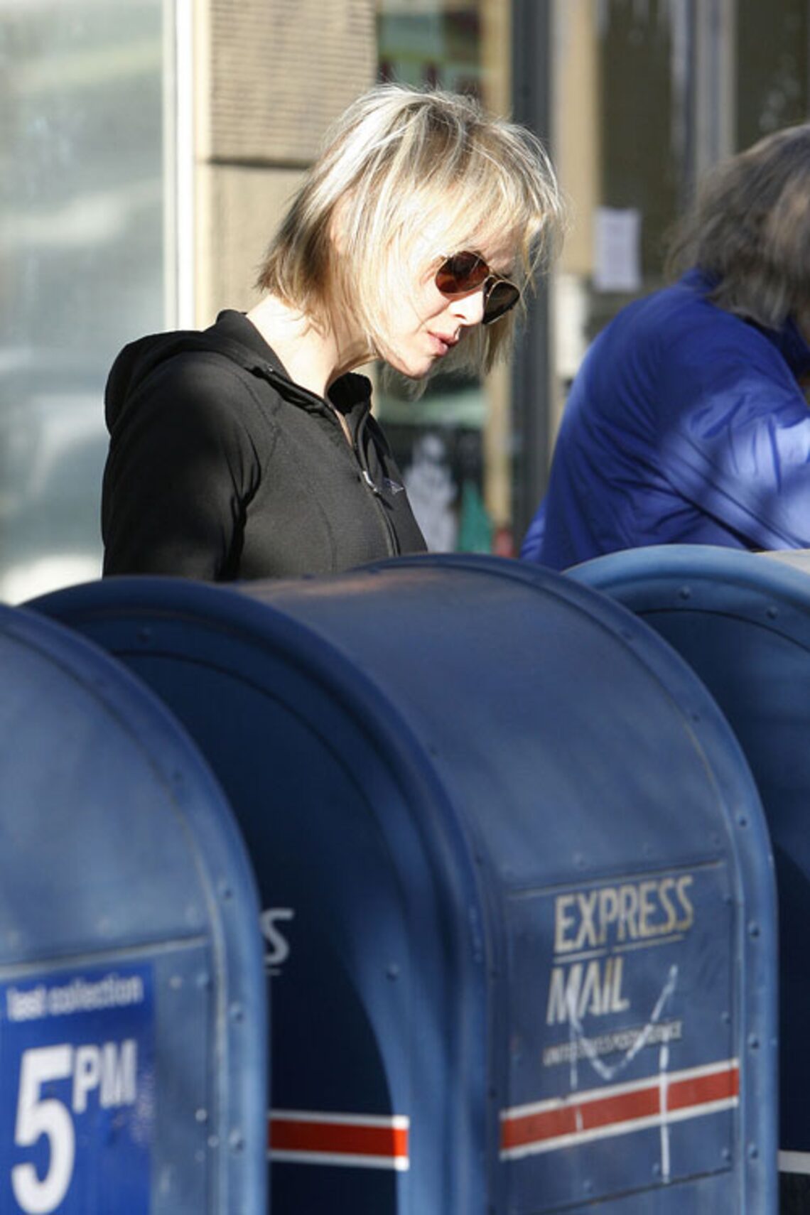 Renee Zellweger stops at a mailbox in L.A. to send last minute gifts for the holidays.